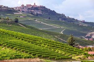 het dorp la morra, omgeven door de wijngaarden van de nebbiolo.