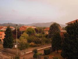 luchtfoto van settimo torinese bij zonsondergang foto