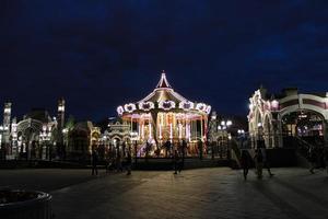 historische carrousel 's nachts op een amusementsbeurs in moskou, rusland
