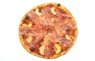 pizza met prosciutto of parmaham pizza op witte achtergrond foto