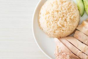 hainanese kiprijst of rijst gestoomd met kippensoep foto