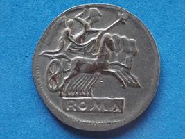 oude Romeinse munt met paarden en grote strijdwagen foto