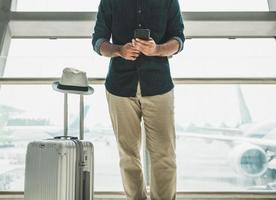 een mannelijke reiziger met een grijze hoed die zich voorbereidt om te reizen