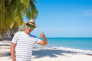 gelukkige jonge man op het tropische strand