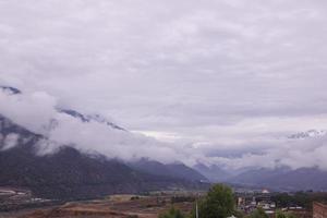 bewolkte dag berg in de provincie yunnan, china foto