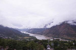 bewolkte dag berg yangtze rivier in de provincie yunnan, china foto