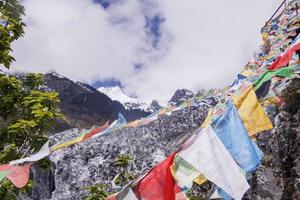 meili sneeuwberg kleurrijke gebedsvlag kawa karpo in yunnan china foto