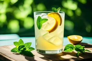 een glas van limonade met munt bladeren Aan een houten dienblad. ai-gegenereerd foto