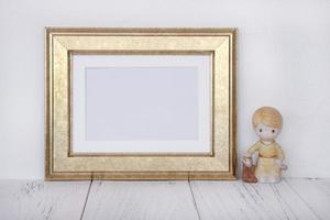 gouden frame met keramische pop foto