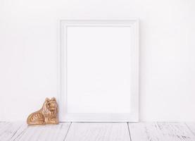 wit frame met keramisch beeldje foto