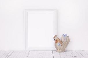 wit frame met keramisch beeldje foto