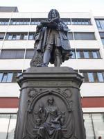 het leibniz-monument voor de duitse filosoof gottfried wilhelm leibniz in leipzig, duitsland foto