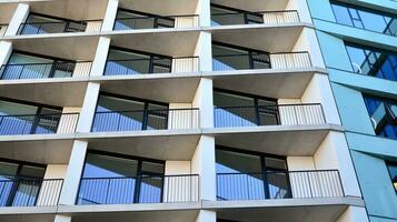 condominium en appartement gebouw met symmetrisch modern architectuur in de stad binnenstad. foto