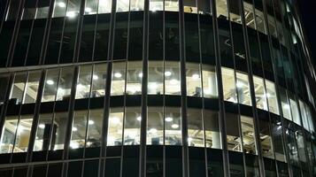 patroon van kantoor gebouwen ramen verlichte Bij nacht. glas architectuur ,zakelijk gebouw Bij nacht - bedrijf concept. foto
