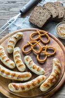 gegrild worstjes met pretzels foto