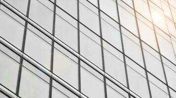 glas modern gebouw met blauw lucht achtergrond. visie en architectuur details. stedelijk abstract - ramen van glas kantoor gebouw in zonlicht dag. zwart en wit. foto