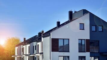 nieuw bouwen single familie huis. buitenwijk Oppervlakte met modern meetkundig familie huis. foto