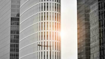 glas modern gebouw met blauw lucht achtergrond. visie en architectuur details. stedelijk abstract - ramen van glas kantoor gebouw in zonlicht dag. zwart en wit. foto