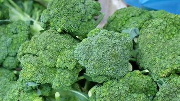 verse broccoli op traditionele markt foto