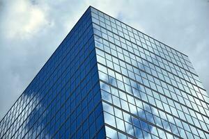 bodem visie van modern wolkenkrabbers in bedrijf wijk tegen blauw lucht. op zoek omhoog Bij bedrijf gebouwen in binnenstad. foto