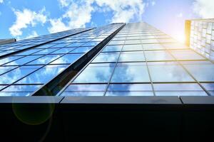 bodem visie van modern wolkenkrabbers in bedrijf wijk tegen blauw lucht. op zoek omhoog Bij bedrijf gebouwen in binnenstad. foto