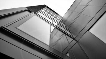 abstract reflectie van modern stad glas gevels. modern kantoor gebouw detail, glas oppervlak. zwart en wit. foto