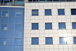 modern kantoor gebouw met glas facade Aan een Doorzichtig lucht achtergrond. transparant glas muur van kantoor gebouw. foto