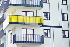 modern appartement gebouwen Aan een zonnig dag met een blauw lucht. facade van een modern appartement gebouw foto