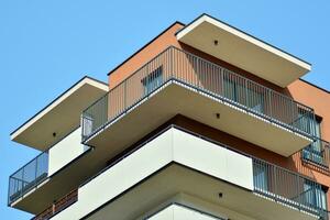 modern appartement gebouwen Aan een zonnig dag met een blauw lucht. facade van een modern appartement gebouw foto