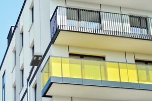 modern appartement gebouwen Aan een zonnig dag met een blauw lucht. facade van een modern appartement gebouw foto