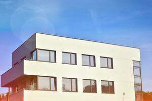 modern appartement gebouwen Aan een zonnig dag met een blauw lucht. facade van een modern appartement gebouw foto