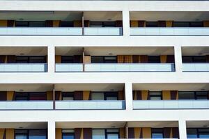 woon- gebouw Aan lucht achtergrond. facade van een modern behuizing bouw met van balkons. foto