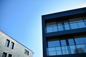 woon- gebouw Aan lucht achtergrond. facade van een modern behuizing bouw met van balkons. foto