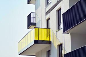 woon- gebouw Aan lucht achtergrond. facade van een modern behuizing bouw met van balkons. foto