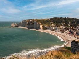 etretat, frankrijk, normandië. uitzicht op de witte kliffen foto