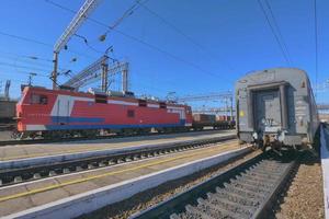 trans-siberische spoorplatformweergave en blauwe lucht, rusland foto