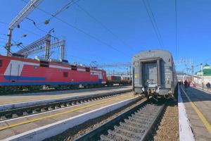 trans-siberische spoorplatformweergave en blauwe lucht, rusland foto