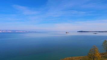 het baikal-eiland van het meer olkhon in een zonnige dag, irkutsk, rusland foto