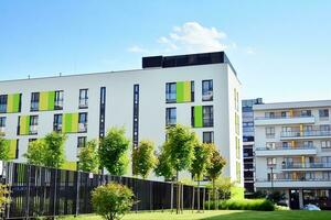 modern appartement gebouwen Aan een zonnig dag met een blauw lucht. facade van een modern appartement gebouw foto