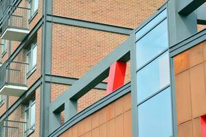 stadsgezicht met facade van een modern woon- gebouw. modern Europese woon- appartement gebouw. foto