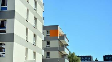 buitenkant van een modern meerdere verdiepingen appartement gebouw - facade, ramen en balkons. foto