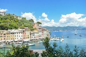 panoramisch visie van de zien en de boot portofino, Italië foto