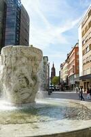 Frankfurt ben hoofd, duitsland, augustus 08, 2023. brockhaus fontein. stad centrum foto