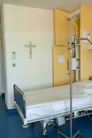 leeg ziekenhuis bed met intraveneus druppelen in ziekenhuis afdeling. foto