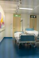 een ambulant bed met comfortabel medisch uitrusting in een modern ziekenhuis. vrij bedden met handig medisch apparatuur. foto