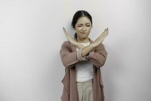 mooi Aziatisch vrouw werknemer vervelend Cardigan met hand- gebaar houding afwijzing of verbod met kopiëren ruimte foto