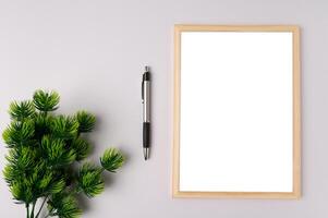 whiteboard pen en bladtakken op witte achtergrond foto