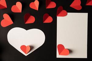 witte harten en rode harten van papier zijn geplaatst foto
