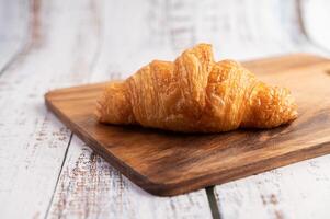 croissants op een houten snijplank. selectieve aandacht. foto