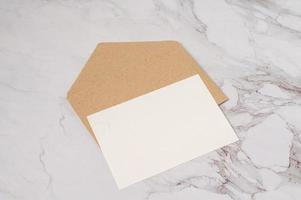 witte ansichtkaart en bruine envelop